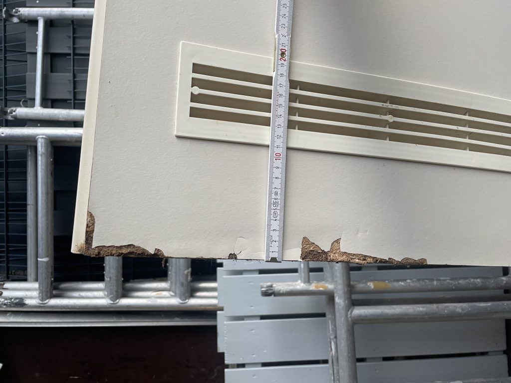 Wasserschaden an einer Innentür bei Wohnungsabnahme