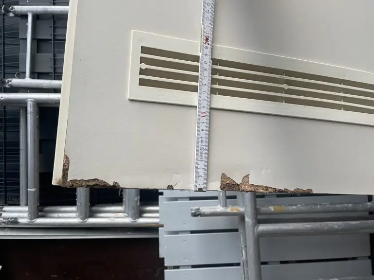 Wohnungsabnahme: Wie Wischwasser eine Innentür zerstören kann