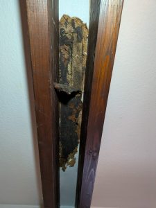 Schlafzimmerdecke zwischen zwei Holzbalken, durch die nach einem Wasserschaden in der darüberliegenden Küche Wasser tropfte